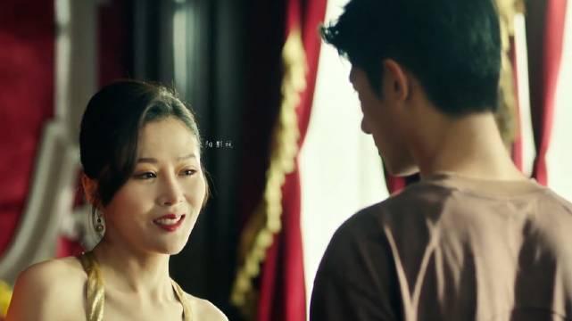 大嫂竟当着毒枭老大的面，撩拨新来的马仔！