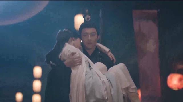 折腰：小乔伤重晕倒，睁眼见魏劭把她抱怀里，顿时安心