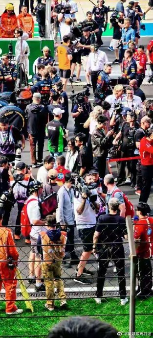 除了关晓彤，还有哪些明星出席或参与了这次F1上海站的赛事活动？