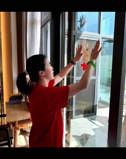 郭斌三亚豪宅内伏地写春联，身价不菲亲教儿子传统年俗