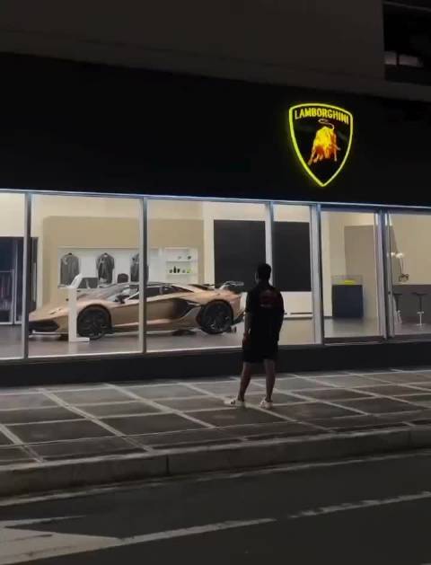 男孩跑车梦引热议，奋发与零元购引思考