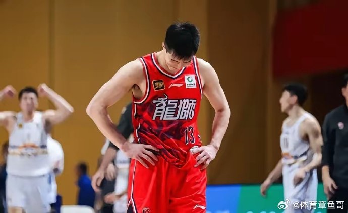 郭艾伦韧带手术成功，含泪坦言‘再爬起来’，32岁老兵能否续写传奇？