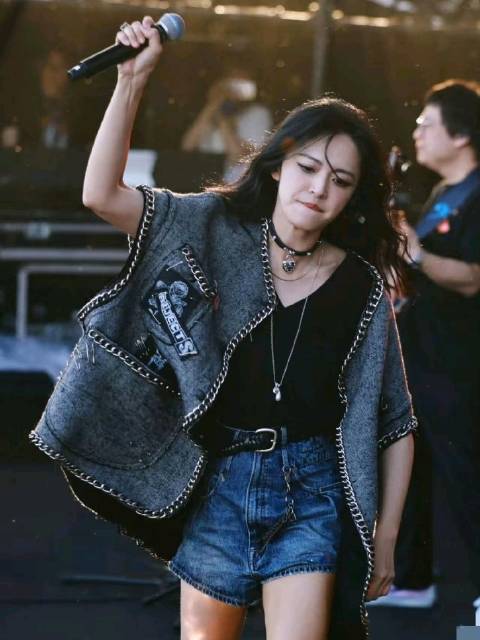 姚晨两段婚姻均嫁文艺世家，从平凡女生到一线女星