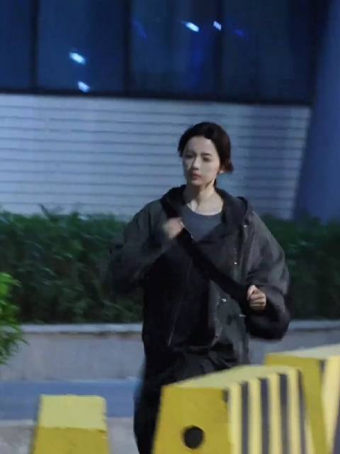 杨超越黑色运动装奔跑戏份展现角色坚韧