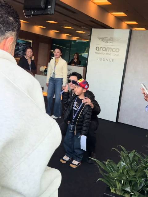 黄景瑜现身F1上海站，被围堵后匆忙离开