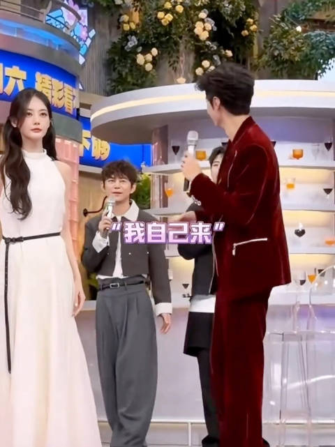 白裙子好美啊 跳起来肯定美翻了 下次有机会再来吧 果然姐姐是摔了