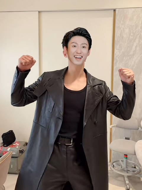 哥，這視頻 你著皮衣皮褲，真的很帥 但， 卸下你的面具 我要看高清偷笑的你