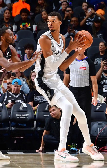 维克托·文班亚马上赛季的场均数据是多少，他有什么历史级表现？