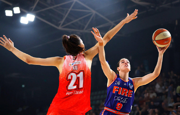 除了得分，韩旭在比赛中的助攻和战术价值体现在哪些方面？