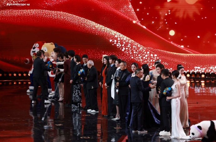 刘耀文在哪些具体场合展现了被称为“差一度怕骄傲”的自信？