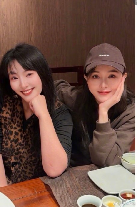 唐嫣杨晨20年闺蜜情多次同框引关注