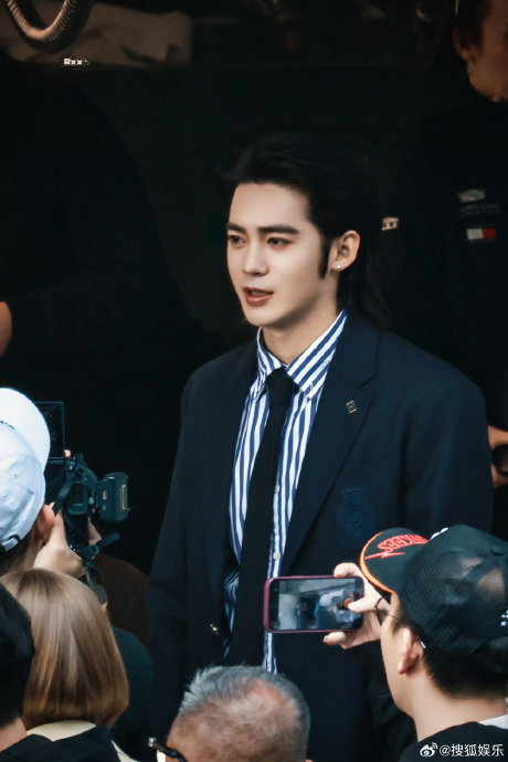 F1现场神同框！林志颖化身教练指导李昀锐，网友直呼太会了