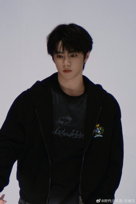 刘耀文惯称粉丝为“好朋友们”，这次“等等我”的互动展现了怎样的明星与粉丝关系？