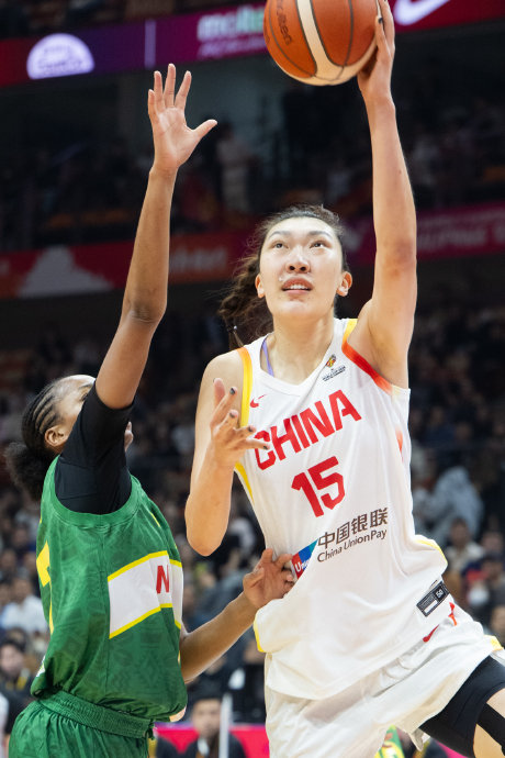 韩旭在赛场上如何与队友形成“无需言语的默契配合”？