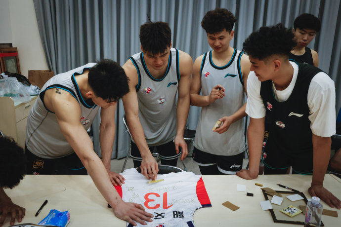 郭艾伦与广州龙狮俱乐部的顶薪合同即将到期，俱乐部对他的续约持什么态度？