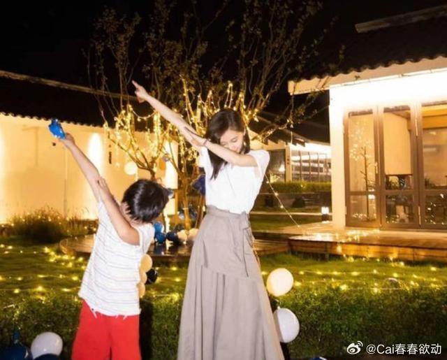 王子文儿子12岁近照曝光，身高快超妈妈，网友赞帅气沉稳
