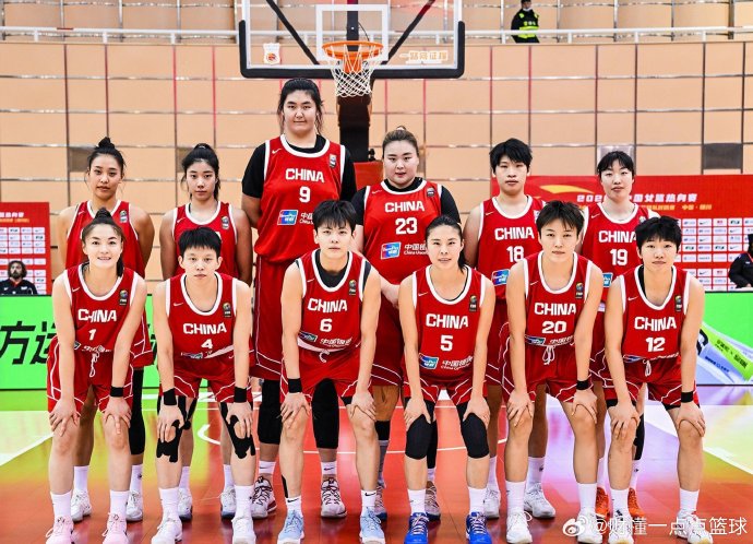 中国女篮内线球员韩旭、李月汝和张子宇在与巴西双塔的对抗中表现如何？