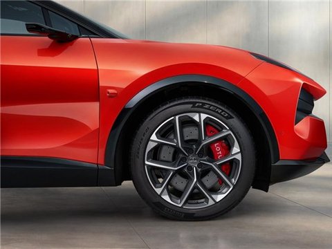 从F1赛道到驾控之王：倍耐力与莲花如何用一条轮胎实现技术同频