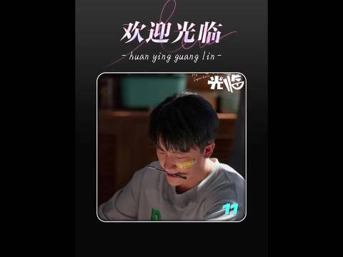 门童小伙鼓起勇气向女神所要照片，然后围上彩灯挂在阳台