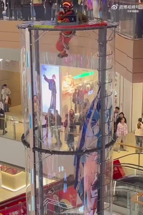 消防员28秒高空救人后双手颤抖