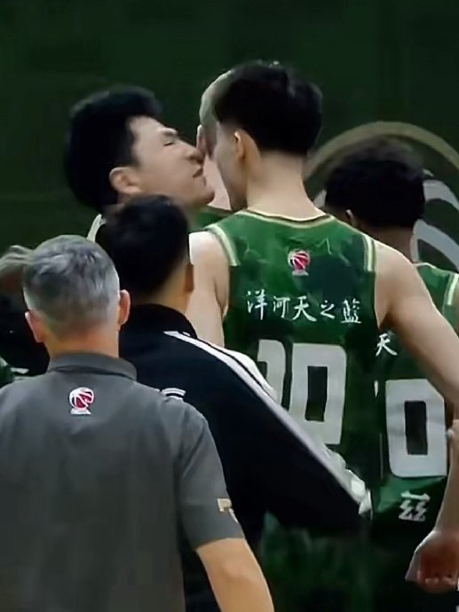 南京同曦队的赵柏清和郭昊文在比赛中具体因为什么原因发生争执？