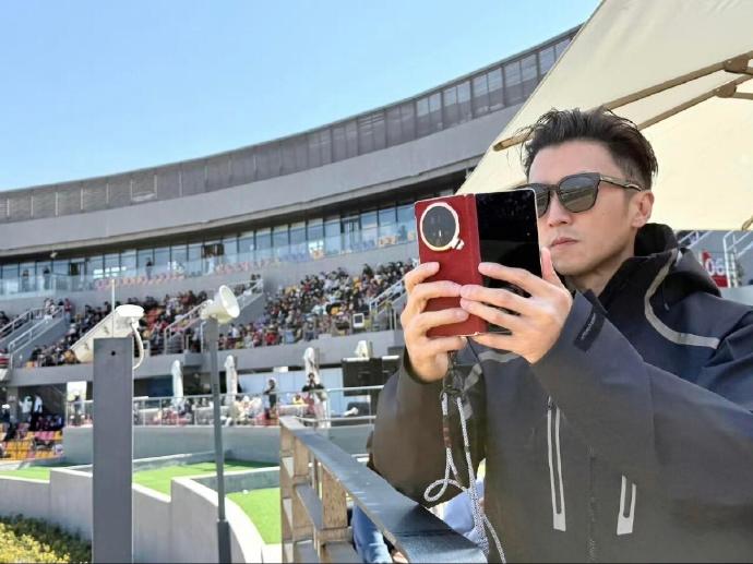 F1中国站意外同框！林志颖与胡兵赛场罕见合影引热议