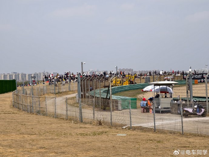 林志颖和胡兵在F1上海站现场具体有哪些互动细节？