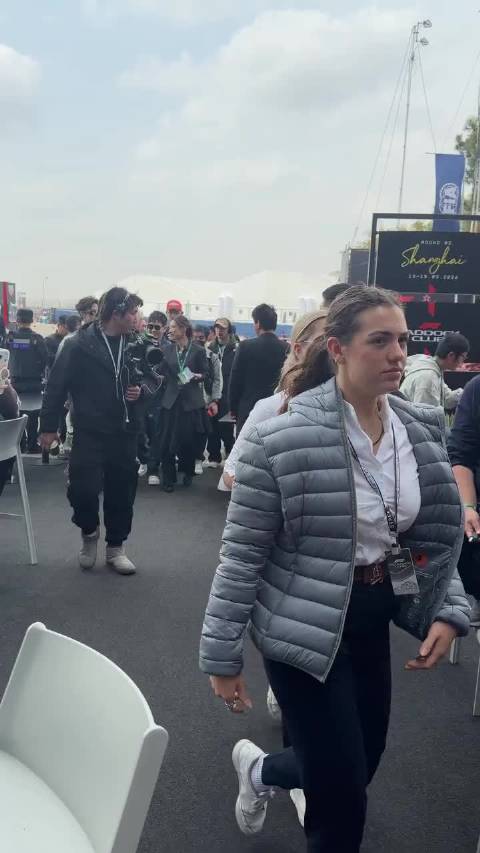 林志颖李昀锐F1赛道同框，两代男神合影