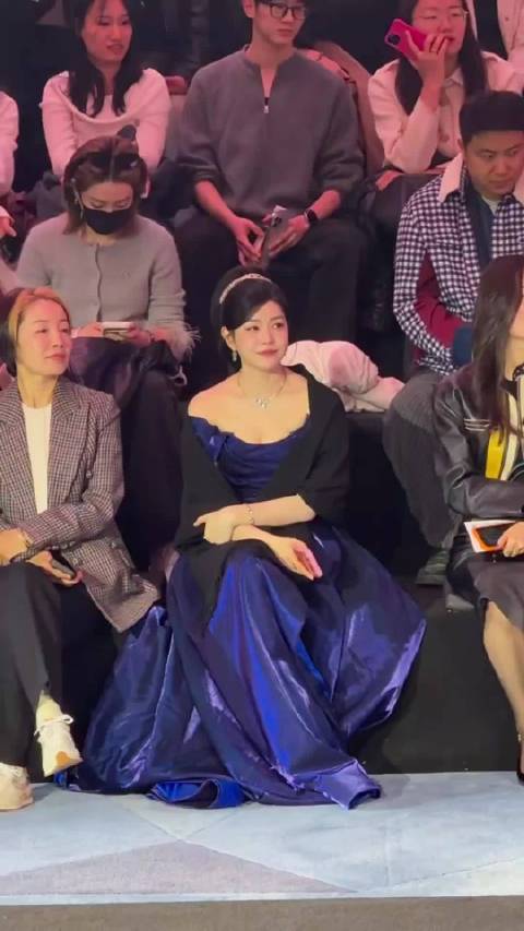 陈妍希北京时装周亮蓝造型抢眼