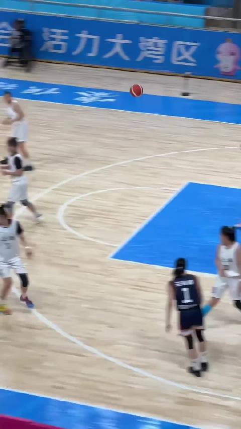 这画面感觉不太对呀，这是篮球吗？