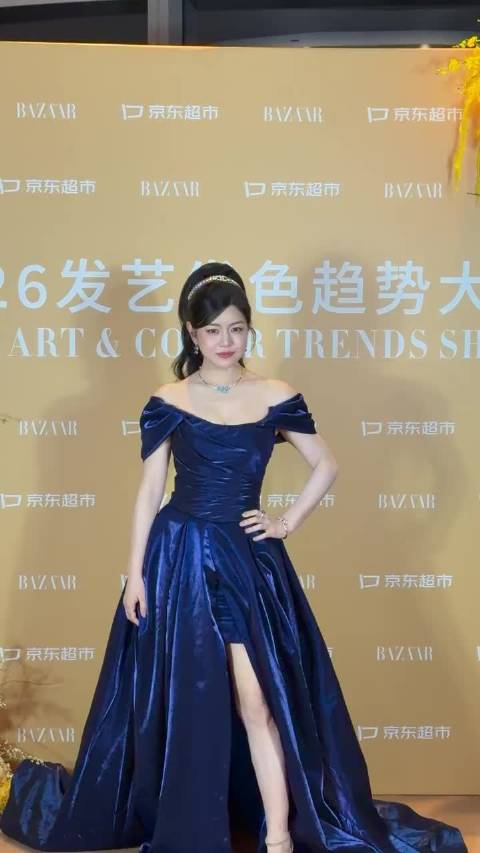 陈妍希高马尾宝蓝色高开叉长裙都美成啥了，完全女王来的