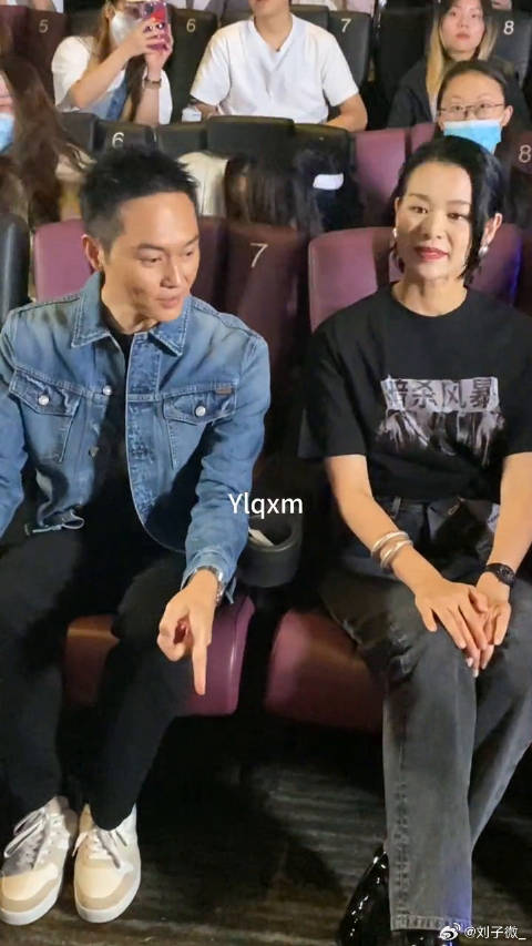 51岁胡杏儿 同框出席电影暗杀风暴