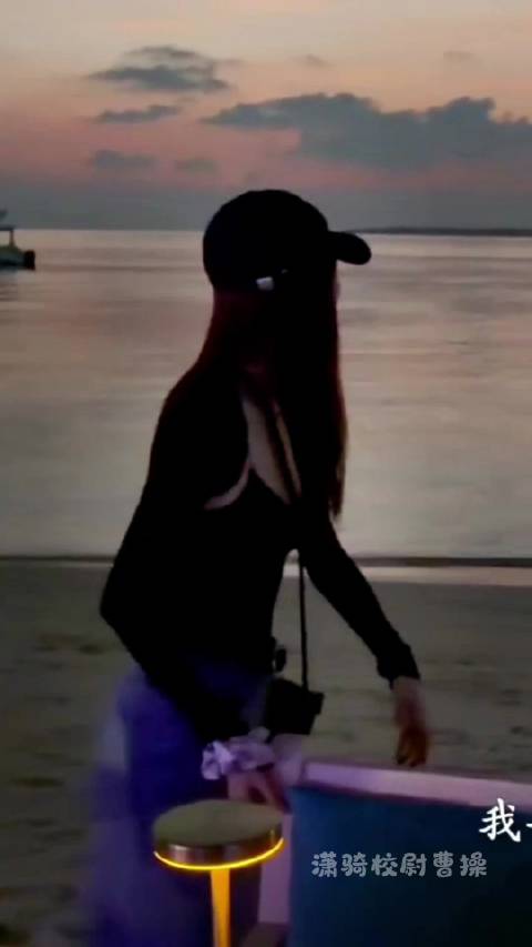 徐璐最新度假照： 马尔代夫海边少女