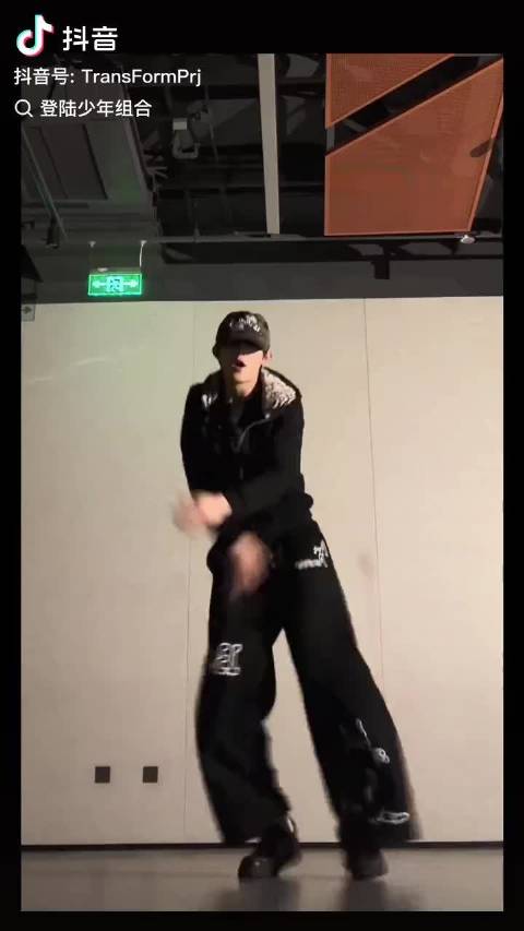 不是 那个腿怎么变成小旋风那样的？