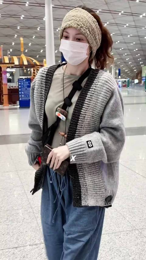 又美又飒的金晨出国度假了，这状态像一只快乐的小鸟