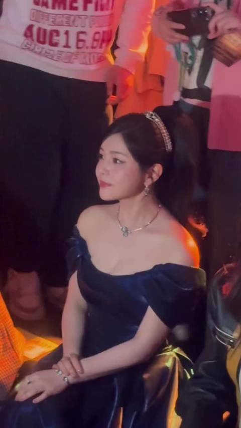 公主坐下来，月光洒在她身上，宛如童话中的场景 又美又温柔的妹妹姐