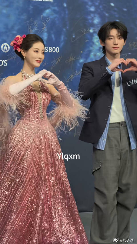 赖伟明 同框红毯饭撒比心 男帅女美好养眼