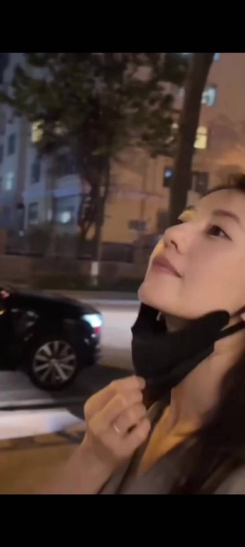 高圆圆反差感绝了，前一秒温柔优雅的女神，后一秒徒手抓蚯蚓的女汉子！