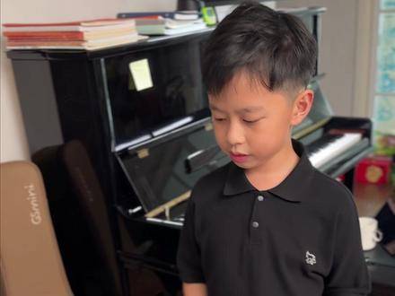 他一碰音乐就神采飞扬，仿佛瞳孔里跃动着音符的火焰