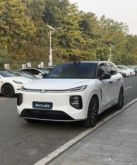 新能源时代的汽车消费：从“机械硬实力”到“生活方式新载体”