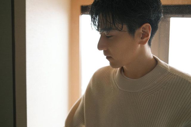 赵又廷悠闲喝咖啡享惬意时光 眼神明亮散发都市暖男气息