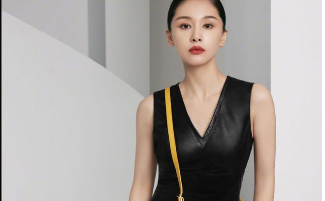 王子文带儿子外出，背双肩包打扮年轻，跟儿子站一起宛若他姐姐