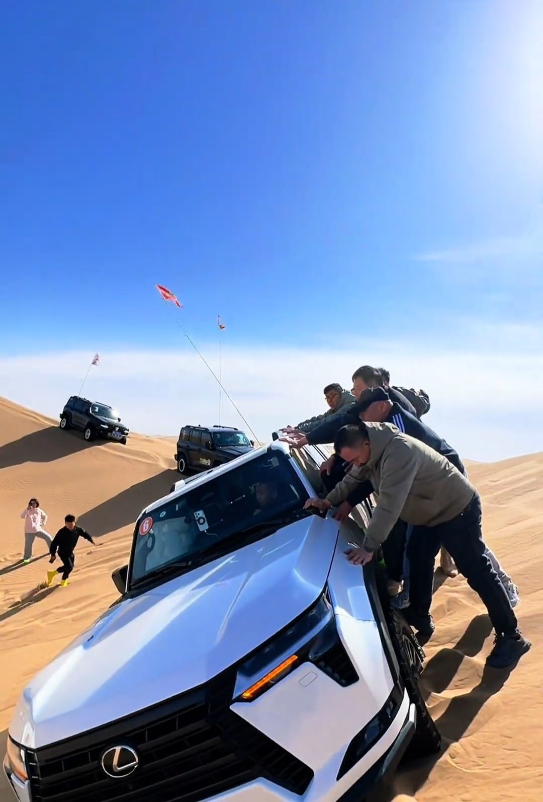 于东来在沙漠越野翻车了？目击者：过“刀锋”时汽车侧气帘弹出并没翻车，人也没事