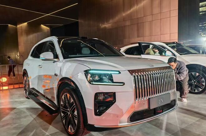 极氪8X预售37.68万起，2.0T插混大SUV，三电机