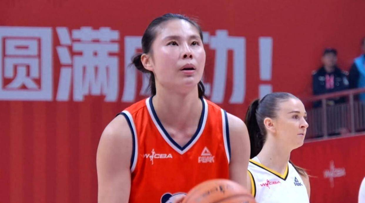 WCBA焦点战！四川女篮6分险胜东莞，杨力维砍21分，王思雨贡献12分