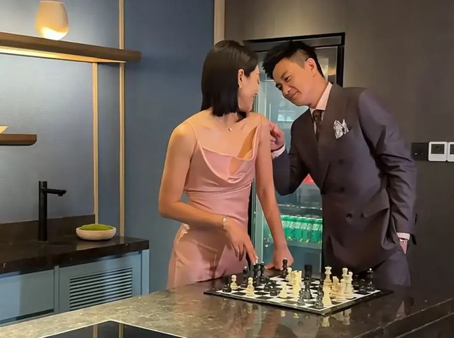 朱丹晒和老公一起工作，星星眼犯花痴，打球双臂淤青惹周一围心疼