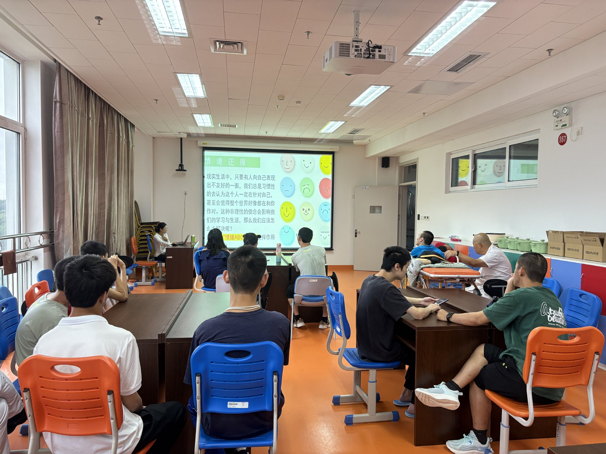開展情緒管理社工小組活動，幫助孩子們更好的緩解負面情緒，學會幸福生活。受訪者供圖