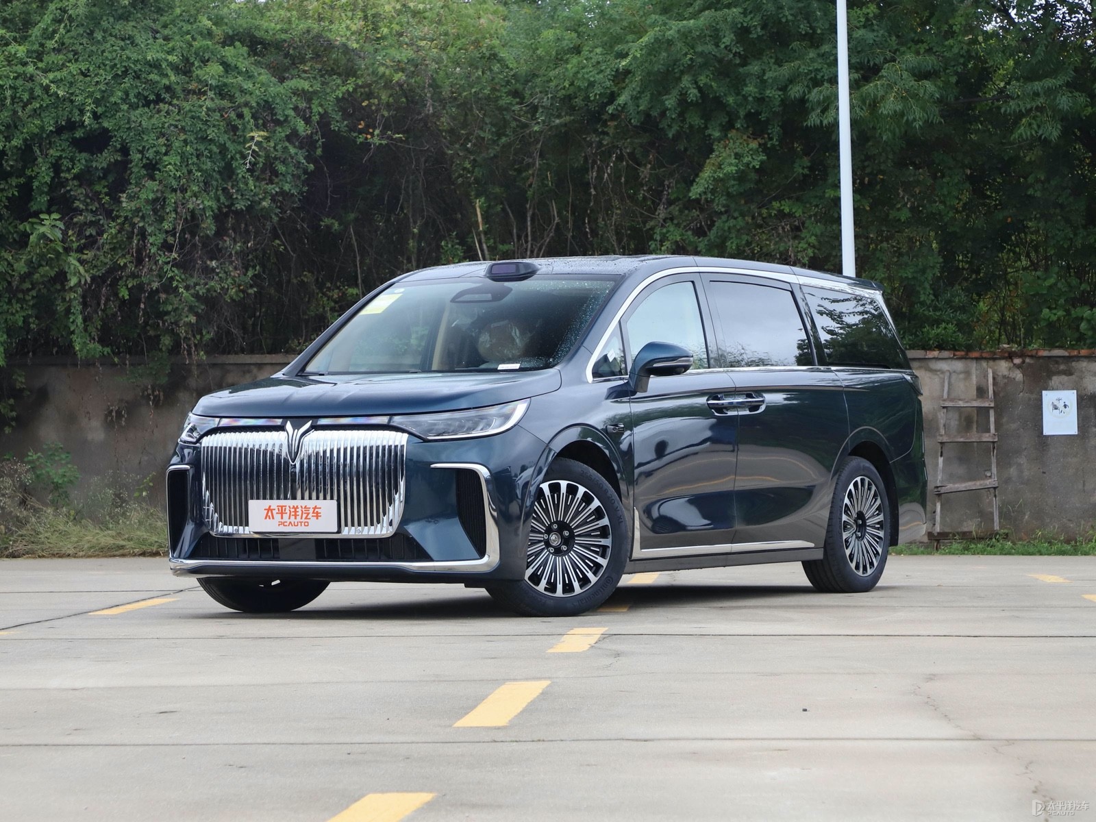 岚图梦想家车机系统的屏幕分辨率和尺寸是多少?