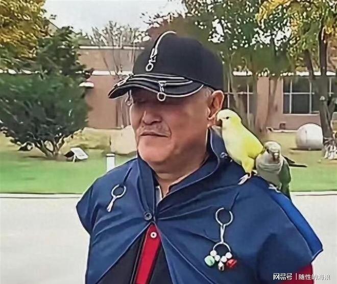 赵本山三亚退休生活曝光：遛鸟下厨，彻底不复出！