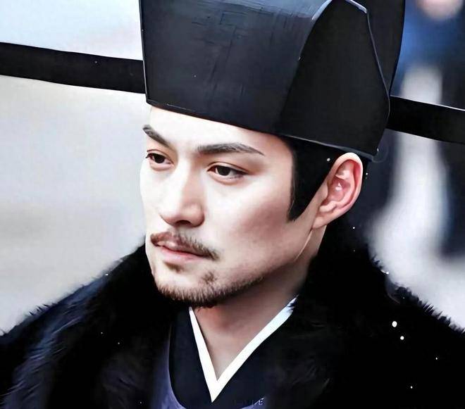 他是公认的古装美男，娶小6岁妻子没绯闻，今演《逐玉》二次翻红